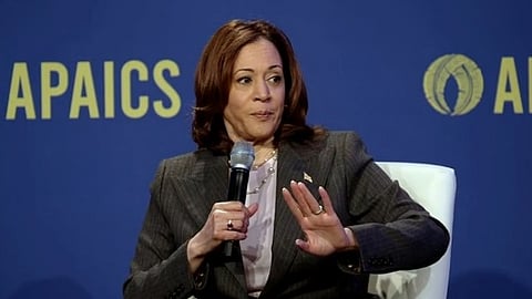 'ദേശസ്നേഹരഹിതം'; അമേരിക്കൻ പതാക കത്തിച്ചതുൾപ്പെടെയുള്ള പ്രക്ഷോഭകരുടെ പ്രവൃത്തികളിൽ അപലപിച്ച് കമല ഹാരിസ്