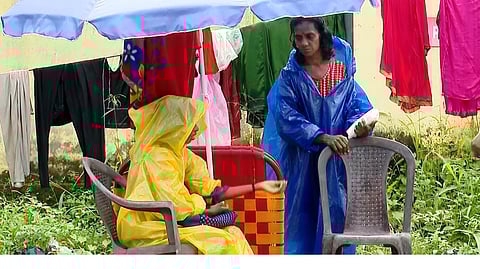 റോഡ് വികസനത്തെ തുടർന്ന് തെരുവിലേക്ക്;
ചികിത്സയോ, താമസമോ ലഭിക്കാതെ സഹോദരിമാർ