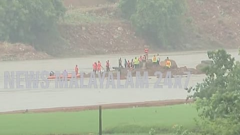 ഗംഗവലി പുഴയിൽ ദൗത്യസംഘം തെരച്ചിൽ നടത്തുന്നു