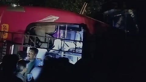 വൈക്കത്ത് ബസ് തലകീഴായി മറിഞ്ഞ് അമ്പതോളം പേർക്ക് പരുക്ക്