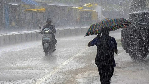 സംസ്ഥാനത്ത് മഴ കനക്കും;
ഇന്ന് മൂന്ന് ജില്ലകളിൽ ഓറഞ്ച് അലേർട്ട്