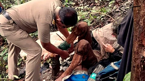കയ്യിൽ യുഎസ് പാസ്പോർട്ടും ഇന്ത്യൻ ആധാർ കാർഡും; ഉൾക്കാട്ടിനുള്ളിൽ ചങ്ങലയ്ക്കിട്ട നിലയിൽ മധ്യവയസ്ക