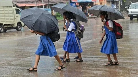 സംസ്ഥാനത്ത് കനത്ത മഴ: തിരുവനന്തപുരം, കൊല്ലം ഒഴികെ 12 ജില്ലകളിൽ വിദ്യാഭ്യാസ സ്ഥാപനങ്ങള്ക്ക് നാളെ അവധി
