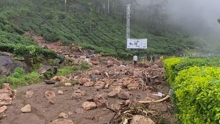 ഇടുക്കിയില് അതിതീവ്ര മഴ ഇന്നും തുടരും; വിവിധയിടങ്ങളില് മണ്ണിടിച്ചില്