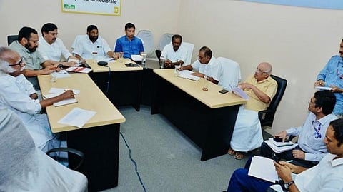 ചൂരൽമല: കൺട്രോൾ റൂം കേന്ദ്രീകരിച്ച് മെഡിക്കൽ പോയിന്റും ഓക്സിജൻ ആംബുലൻസ്രും ഒരുക്കാൻ മന്ത്രിതല യോഗത്തിൽ തീരുമാനം