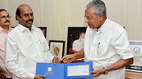 വയനാട് ഉരുൾപൊട്ടൽ: തമിഴ്നാട് സർക്കാരിൻ്റെ സംഭാവന മുഖ്യമന്ത്രിക്ക് നേരിട്ട് കൈമാറി മന്ത്രി ഇ.വി. വേലു