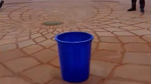 പാർലമെൻ്റ് മന്ദിരത്തിൽ ചോരുന്ന വെള്ളം ശേഖരിക്കാൻ സ്ഥാപിച്ച ബക്കറ്റ്