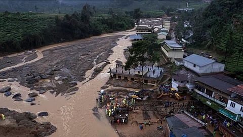 ഉരുൾപൊട്ടലിൻ്റെ പ്രഭവകേന്ദ്രം 1500 കിലോമീറ്റർ ഉയരത്തിൽ; റഡാർ ചിത്രങ്ങൾ പുറത്തുവിട്ട് ഐഎസ്ആർഒ