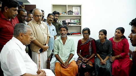 മുഖ്യമന്ത്രി പിണറായി വിജയൻ അർജുൻ്റെ കുടുംബത്തെ കണ്ടപ്പോൾ
