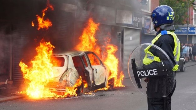 യുകെയിലെ കുടിയേറ്റ വിരുദ്ധ പ്രതിഷേധം: മുന്നറിയിപ്പുമായി കെയ്ർ സ്റ്റാർമർ