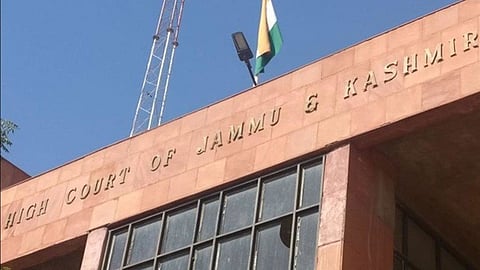 അമ്മയ്ക്ക് വരുമാനമുണ്ടെങ്കിലും പ്രായപൂർത്തിയാകാത്ത മക്കള്ക്ക് പിതാവ് ജീവനാംശം നല്കണം; ജമ്മു കശ്മീർ ഹൈക്കോടതി