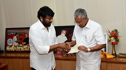 നടന് ചിരഞ്ജീവി മുഖ്യമന്ത്രിക്ക് ചെക്ക് കൈമാറുന്നു