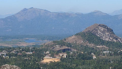 വയനാട് എടയ്ക്കലിൽ ഉഗ്രശബ്ദം; ഭൂചലനമല്ലെന്ന് ദുരന്തനിവാരണ അതോറിറ്റി; പരിഭ്രാന്തിയിൽ പ്രദേശവാസികൾ