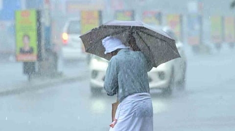ശക്തമായ മഴയ്ക്ക് സാധ്യത; കേരള തീരത്ത് മത്സ്യബന്ധനത്തിന് വിലക്ക്