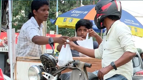 ഈ സഹോദരങ്ങള്ക്ക് അവധിക്കാലം കളിയല്ല,
വിശക്കുന്ന വയറിനും സ്വന്തം വീടിനും ആശ്വാസമേകുന്ന 'പൊതിച്ചോറിന്റെ കഥ'