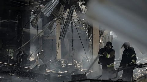 വീടിനു മുകളിലേക്ക് ആയുധാവശിഷ്ടങ്ങൾ വീണു; യുക്രെയ്നില് നാലു വയസുകാരനും പിതാവും കൊല്ലപ്പെട്ടു