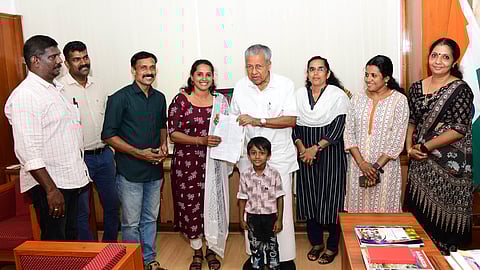 അതിജീവനത്തിന്റെ കേരള മോഡല്; വയനാട് ദുരിതബാധിതര്ക്ക് ഭൂമി നല്കി അജിഷയും ഭര്ത്താവും