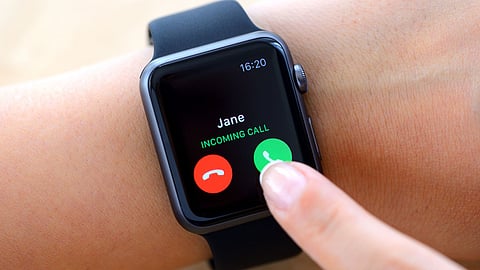 സ്മാർട്ട് വാച്ചിന്റെ കളർ മാറി നൽകി; ഓൺലൈൻ വ്യാപാരിക്ക് 30000 രൂപ പിഴയിട്ട് ഉപഭോക്തൃ കോടതി