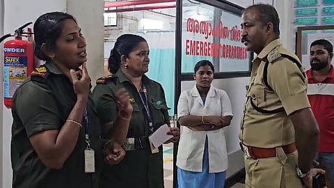 താമരശ്ശേരി താലൂക്ക് ആശുപത്രിയിൽ വനിതാ ജീവനക്കാരെ മർദിച്ച് യുവാവ്