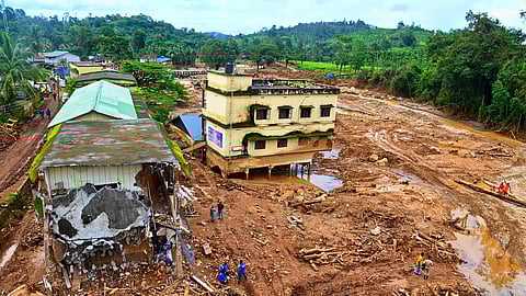 ഉരുളെടുത്ത വെള്ളാർമല സ്കൂളിലെ വിദ്യാർഥികൾക്കായി 668 പഠന കിറ്റുകൾ; വയനാടിനായി കൈകോർത്ത് മലപ്പുറത്തെ സ്കൂളുകൾ