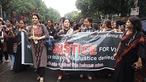 ഡോക്ടറുടെ കൊലപാതകം: സ്വാതന്ത്ര്യദിനത്തില് സ്ത്രീകളുടെ പ്രതിഷേധം; അര്ധരാത്രി തെരുവിലിറങ്ങും