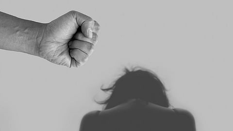 ഭാര്യയെ ബൈക്കിൽ കെട്ടി വലിച്ചിഴച്ച് ഭർത്താവ്; കൊടും ക്രൂരത അനിയത്തിയെ കാണണമെന്ന് പറഞ്ഞതിന് ശിക്ഷയായി