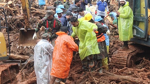 ചൂരൽമല ദുരന്തം: തെരച്ചിൽ സംഘം പരപ്പൻപാറയിൽ കുടുങ്ങി