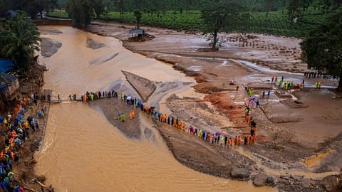 ചൂരൽമലയിൽ ജനകീയ തെരച്ചിൽ തുടരും;
മുടങ്ങിയ സംസ്കാര ചടങ്ങുകളും ഇന്ന് നടക്കും