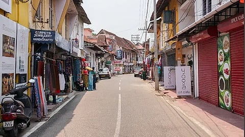 ഫോർട്ട് കൊച്ചിയിലെ വഴിയോര കച്ചവടക്കാരോട് അവഗണന; സ്മാർട്ട് സിറ്റി നിർമിച്ച കിയോസ്കുകളുടെ കൈമാറ്റം നീളുന്നു