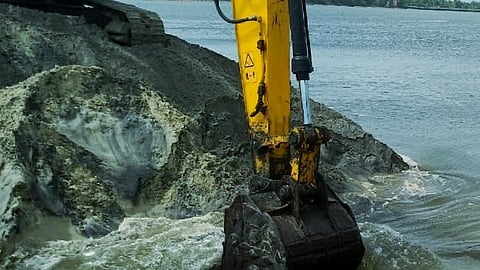 തോട്ടപ്പള്ളി സ്പിൽവേയിൽ നിന്നുള്ള കരിമണൽ ഖനനം; വിശദീകരണം തേടി ഹൈക്കോടതി