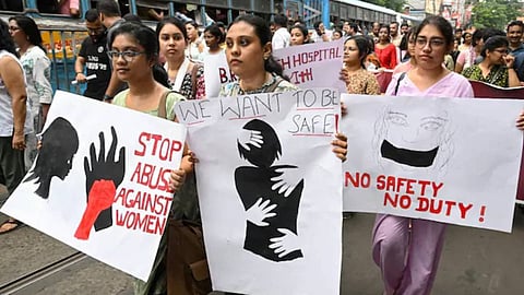 ആക്രമിച്ചത് ഒന്നില് കൂടുതല് പേര്; ദേഹം മുഴുവന് മുറിവേറ്റ പാടുകള്; നടന്നത് കൂട്ടബലാത്സംഗമെന്ന് ഡോക്ടറുടെ മാതാപിതാക്കള്