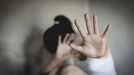 മൊബൈൽ നമ്പർ ബ്ളോക്ക് ചെയ്തു; തൃക്കാക്കരയിൽ പെണ്കുട്ടിക്ക് നടുറോഡിൽ ക്രൂര മർദ്ദനം