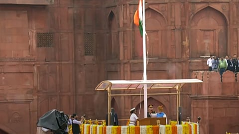 ചെങ്കോട്ടയില് ദേശീയ പതാക ഉയര്ത്തി പ്രധാനമന്ത്രി, ഇന്ത്യ യുവാക്കള്ക്കും കര്ഷകര്ക്കുമൊപ്പം; രാജ്യത്തെ അഭിസംബോധന ചെയ്ത് മോദി