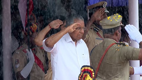 "വിഷമിച്ചിരുന്നാല് മതിയാകില്ല, നമുക്ക് അതിജീവിക്കണം": സ്വാതന്ത്ര്യ ദിനത്തില് പതാക ഉയര്ത്തി മുഖ്യമന്ത്രി