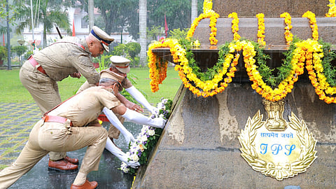 പൊലീസ് ആസ്ഥാനത്തെ ധീരസ്മൃതിഭൂമിയില് എ ഡി ജി പി എസ്. ശ്രീജിത്ത് പുഷ്പചക്രം അര്പ്പിക്കുന്നു