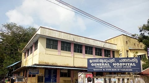 ഏതു നിമിഷവും തകർന്നുവീഴാവുന്ന ഭിത്തികൾ, വൃത്തിയില്ലാത്ത ശുചിമുറികൾ; പത്തനംതിട്ട ജനറൽ ആശുപത്രി താൽക്കാലിക കെട്ടിടത്തിലേക്ക് മാറ്റണമെന്ന് ആവശ്യം