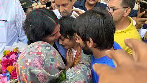 VIDEO/ വിനേഷ് ഫോഗട്ട് തിരിച്ചെത്തി: വൻ വരവേൽപ്പ്, വൈകാരിക നിമിഷങ്ങൾക്ക് സാക്ഷ്യം വഹിച്ച് ഡൽഹി വിമാനത്താവളം