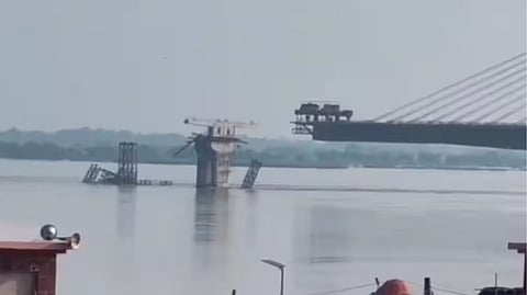 ബീഹാറിൽ തകർന്നു വീണ പാലം