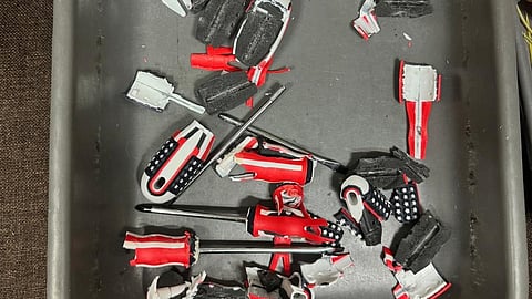 നെടുമ്പാശേരിയില് സ്ക്രൂഡ്രൈവറിൻ്റെയും പ്ലാസ്റ്റിക് പൂക്കളുടേയും മറവിൽ 61 ലക്ഷം രൂപയുടെ സ്വർണം കടത്താന് ശ്രമം; യുവതി അറസ്റ്റില്