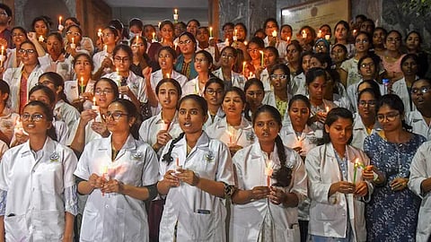 പ്രത്യേക മൊബൈൽ ആപ്പ്, സേഫ് സോണുകൾ; സ്ത്രീ സുരക്ഷാ നിർദേശങ്ങളുമായി പശ്ചിമ ബംഗാൾ സർക്കാർ