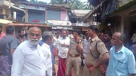 വിലങ്ങാട് ഉരുൾപൊട്ടലിൽ തകർന്ന പാലത്തിന് ഇരുമ്പ് പൈപ്പ് ഉപയോഗിച്ച് കൈവരി; നിർമാണം തടഞ്ഞ് നാട്ടുകാർ