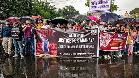 'മമത ബാനർജിയിലുള്ള വിശ്വാസം നഷ്ടമായി, രാജിവെക്കണം'; കൊല്ലപ്പെട്ട ഡോക്ടറുടെ പിതാവ്