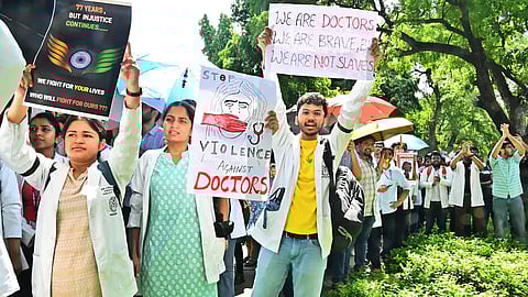 സുരക്ഷ തേടി പ്രധാനമന്ത്രിക്കും രാഷ്ട്രപതിക്കും കത്തയച്ച് ഡോക്ടർമാർ; കേന്ദ്ര ആരോഗ്യ മന്ത്രാലയത്തിന് മുന്നിൽ രോഗികളെ ചികിത്സിക്കും