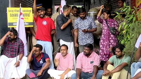 ദുരന്ത ബാധിതരുടെ വായ്പ തവണ തിരികെ നൽകി ഗ്രാമീൺ ബാങ്ക്; പണം പിടിച്ചവരുടെ മുഴുവൻ ലിസ്റ്റും വേണമെന്ന് യുവജന സംഘടനകൾ