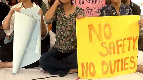 കൊൽക്കത്തയിൽ പ്രതിഷേധം കത്തുന്നു; തെരുവിലിറങ്ങി ഡോക്ടർമാരുടെ മനുഷ്യച്ചങ്ങല