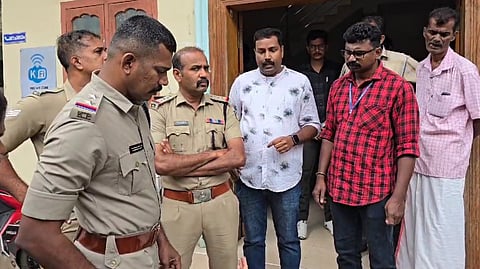 വീടിന് മുകളിലേക്ക് ചാഞ്ഞ തെങ്ങ് മുറിച്ചു മാറ്റിയില്ല: അഗളി പഞ്ചായത്തിന് മുന്നിൽ ആത്മഹത്യാ ഭീഷണിയുമായി 55 കാരി