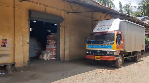 ഉച്ചഭക്ഷണ അരിയിൽ തിരിമറി, ലക്ഷങ്ങളുടെ നഷ്ടം; ഒറ്റപ്പാലം സപ്ലെകോ ഡിപ്പോയിലെ മുൻ മാനേജർക്കെതിരെ കേസ്