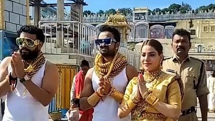 18 കോടി രൂപ വിലവരുന്ന 25 കിലോ സ്വർണാഭരണങ്ങൾ; പൊലീസ് കാവലിൽ ക്ഷേത്രദർശനം നടത്തി ഭക്തർ