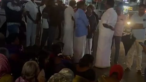 മഴ മുന്നറിയിപ്പ് പിൻവലിച്ചതിനു പിന്നാലെ മൂന്നാറിൽ ദുരിതാശ്വാസ ക്യാമ്പ് അടച്ചു; പ്രതിഷേധവുമായി കുടുംബങ്ങൾ