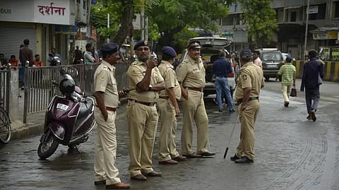 ബോംബൈ ഹൈക്കോടതി ഇടപെട്ടു; മഹാരാഷ്ട്ര ബന്ദ് പിന്വലിച്ചു; വായ് മൂടിക്കെട്ടി പ്രതിഷേധിക്കാന് പ്രതിപക്ഷം